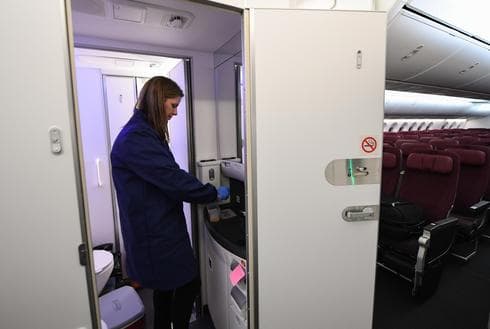 Una investigadora trabaja durante el largo vuelo a Sídney