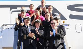 El personal del avión celebra después del aterrizaje 
