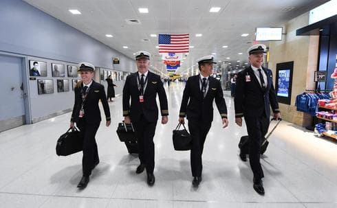 El personal del avión arriba al aeropuerto antes del despegue 