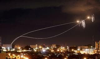 La cúpula de hierro israelí interceptando misiles provenientes de Gaza