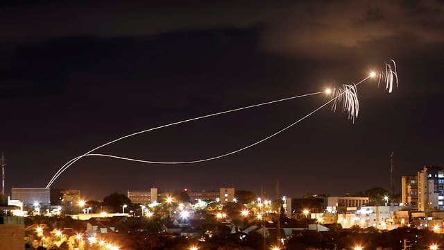 La cúpula de hierro israelí interceptando misiles provenientes de Gaza