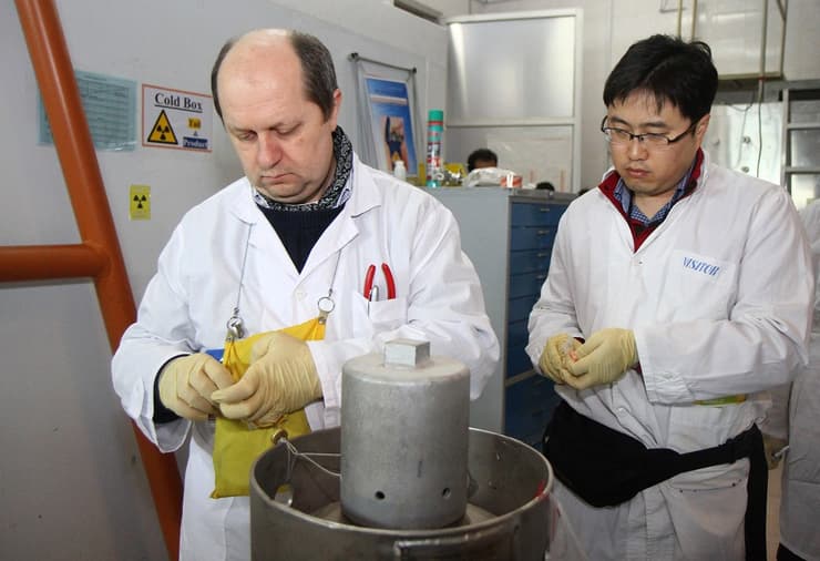 Personal del OIEA en una instalación nuclear iraní