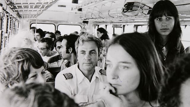Bacos, con su uniforme de piloto, decidió quedarse junto a los rehenes (David Ruvinger) Bacos Entebbe