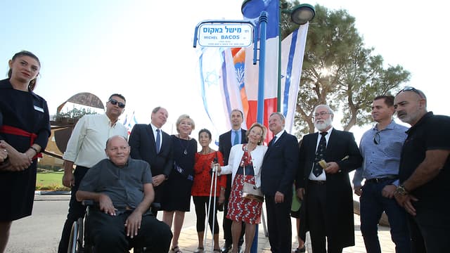 Protagonistas de Entebbe en la inauguración de la calle Michel Bacos 