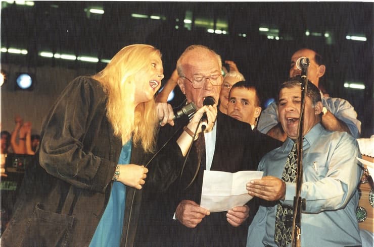 Rabin durante el acto por la paz en 1995, minutos antes de recibir el disparo mortal. (Michael Kramer) Rabin