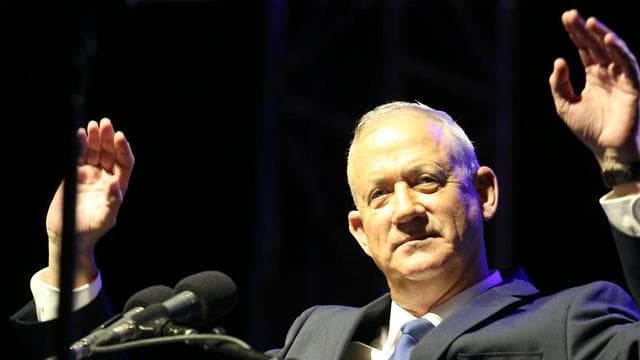 Benny Gantz durante su discurso en la manifestación de recuerdo a Rabin