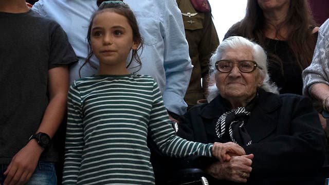 Dina junta a una de las descendientes de los judíos que salvó