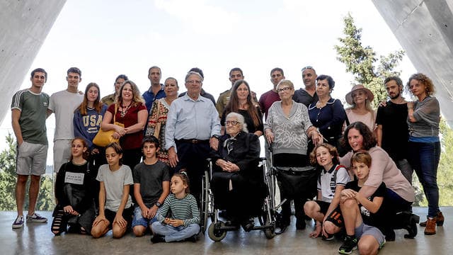 Dina junto a los judíos que salvó y su descendencia