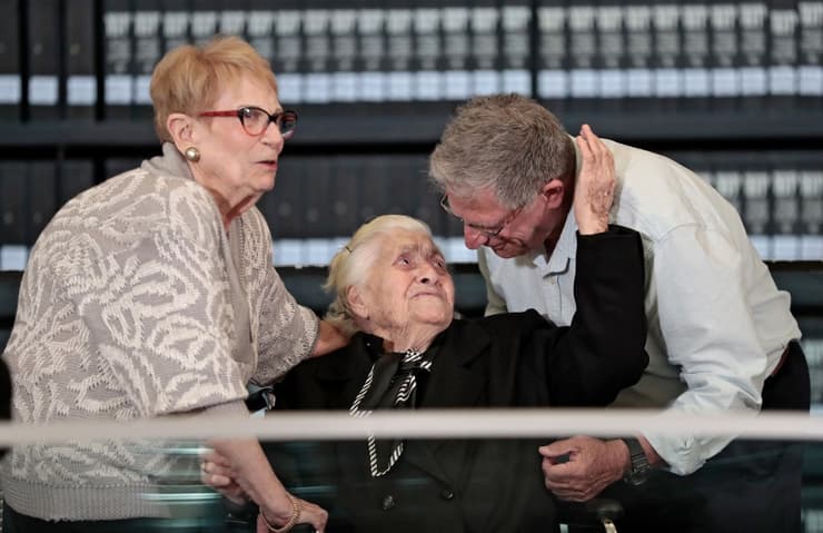 Melpomeni Dina y dos de los hermanos que protegió