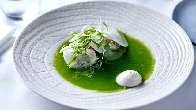Pescado en gazpacho de pepino con wasabi en Nomi