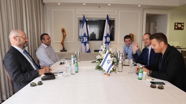 Los equipos negociadores de Kajol Laban e Yisrael Beteinu anunciaron avances (Elad Malka) Kajol Laban Israel Beteinu