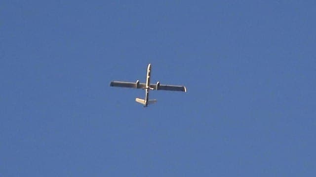 Se desconoce si se trata de un vehículo militar o civil. 