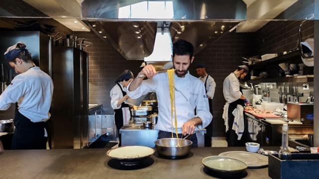 Erez Ohayon en su cocina. 