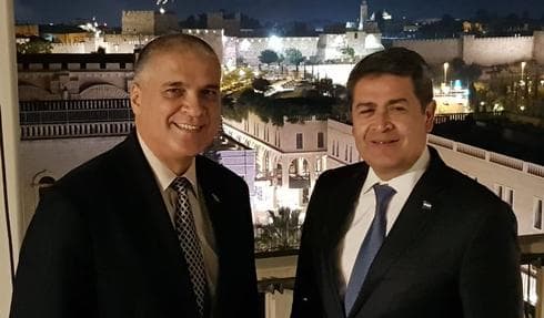 Mattanya Cohen junto a Juan Orlando Hernández en Jerusalem 