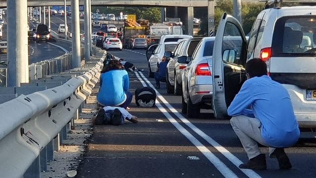 Personas buscan protección en Rishon Letzion