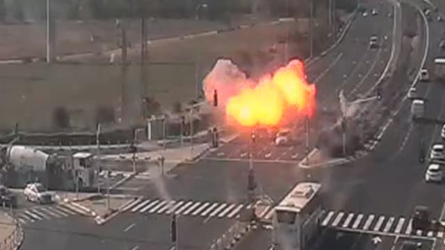 Un cohete cae sobre la ruta 4 en Gan Yavne