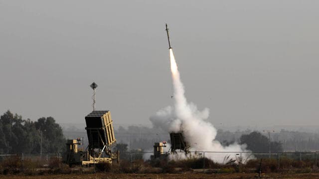 Soldados de las FDI operan Iron Dome cerca de la frontera de Gaza 