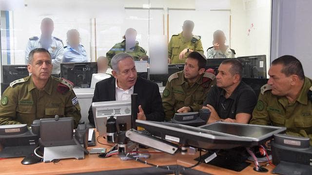 Jefe de las FDI, Aviv Kochavi, primer ministro Benjamín Netanyahu y director de Shin Bet Nadav Argaman (en negro) durante el ataque aéreo que mató a Baha Abu al-Ata (Kobi Gideon) Jefe de las FDI, Aviv Kohavi, Primer Ministro Benjamin Netanyahu y Director de Shin Bet Nadav Argaman (en negro) durante el ataque aéreo que mató a Baha Abu al-Ata