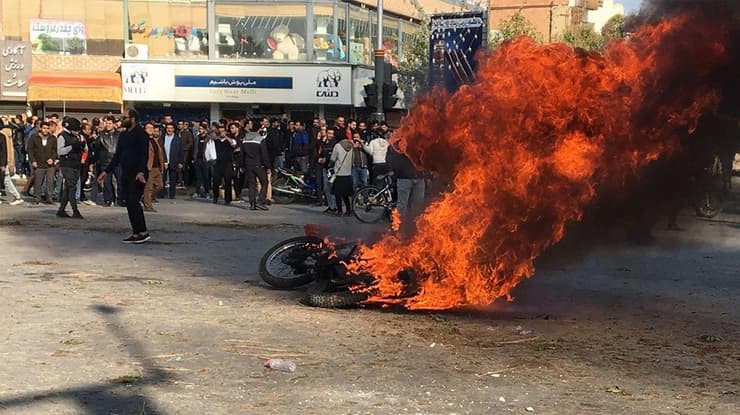 Protestas en Irán contra la subida en los costos del combustible 