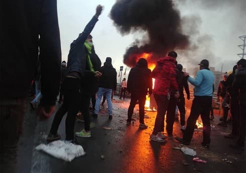 Protestas en Irán contra la subida en los costos del combustible 