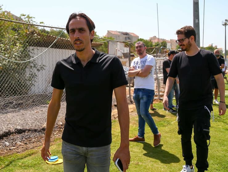 El exfutbolista israelí Iosi Benayoun colaboró para convencer a los futbolistas que jueguen en Israel (Ynet) El exfutbolista israelí Iosi Benayoun colaboró para convencer a los futbolistas que jueguen en Israel