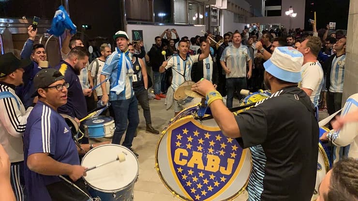Decenas de fanáticos se acercaron al Hotel Hilton para recibir a la selección. (Nadav Zanzifer) Selección argentina