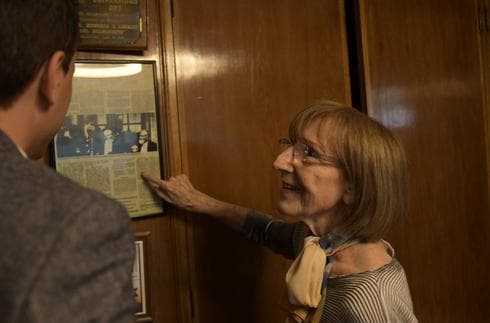Charlotte de Grunberg enseña un recorte periodístico sobre la contribución de Albert Einstein a la educación judía (Leonardo Palla) Charlotte de Grunberg