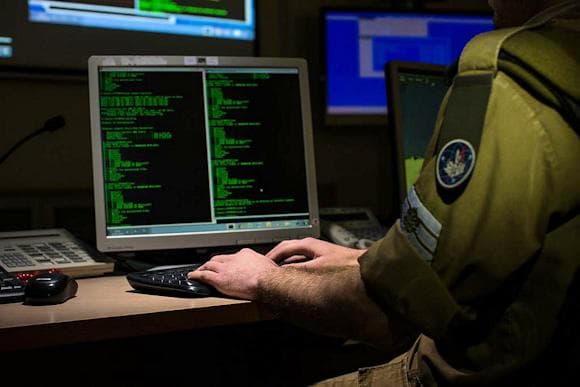 "Vienen de un país sin restricciones presupuestarias y ofrecen sumas con las que nosotros, los israelíes, no podemos competir". (Ynet) Unidad del ejército FDI 8200