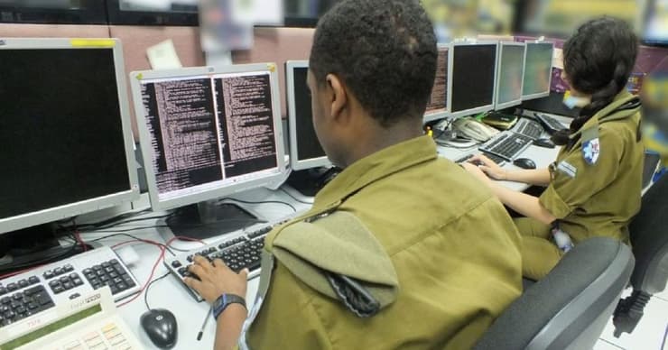 Las compañías cibernéticas emplean "cazadores de talentos" especiales que reciben una buena paga si llevan a un graduado de 8200 a firmar un contrato. (Ynet) 8200 ejército FDI
