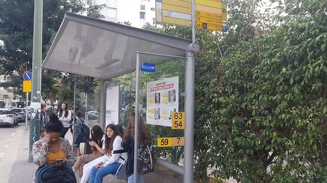 Las paradas amanecieron con carteles protestando por la medida. 