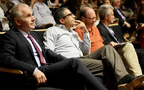 El presidente de la Universidad Hebrea junto al resto de los disertantes: Aviv Mezer, Diego Golombek y Moisés Schapira (Michelle Schapira) Asher Cohen