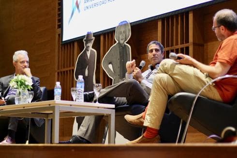 Junto a la mesa de debate, las figuras de Jaim Weizmann y Albert Einstein, padres fundadores de la Universidad Hebrea (Michelle Schapira) Asher Cohen
