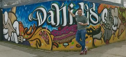 Daniel en el frente de su local en Santiago. 