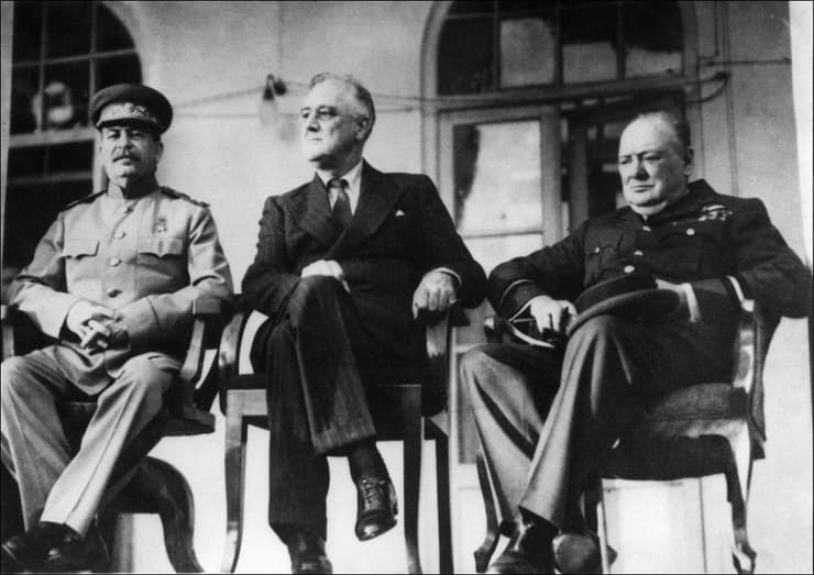El líder soviético Josef Stalin, el presidente de EE.UU. Franklin Roosevelt y el primer ministro británico Winston Churchill, durante la conferencia de Teherán en 1943 (AFP) El líder soviético Josef Stalin, el presidente de EE.UU. Franklin Roosevelt y el primer ministro británico Winston Churchill, durante la conferencia de Teherán en 1943