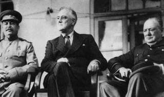 El líder soviético Josef Stalin, el presidente de EE.UU. Franklin Roosevelt y el primer ministro británico Winston Churchill, durante la conferencia de Teherán en 1943 