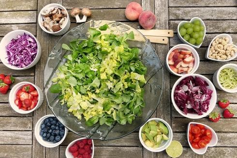 Una alimentación vegana prohibe consumir comidas derivadas de animales. 