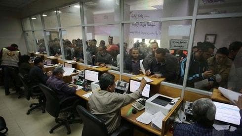 Alivio para familias palestinas que hoy comenzaron a cobrar un subsidio de 100 dólares (Ynet) Subsidio Gaza
