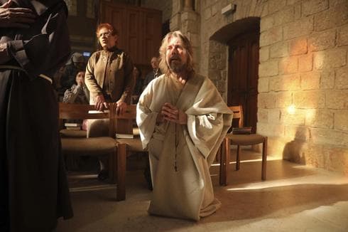 Los fieles rezan frente a una reliquia de madera que se cree proviene del pesebre de Jesús en la iglesia de Notre Dame en Jerusalem, el 29 de noviembre de 2019. (AP) Los fieles rezan frente a una reliquia de madera que se cree proviene del pesebre de Jesús en la iglesia de Notre Dame en Jerusalem, el 29 de noviembre de 2019.