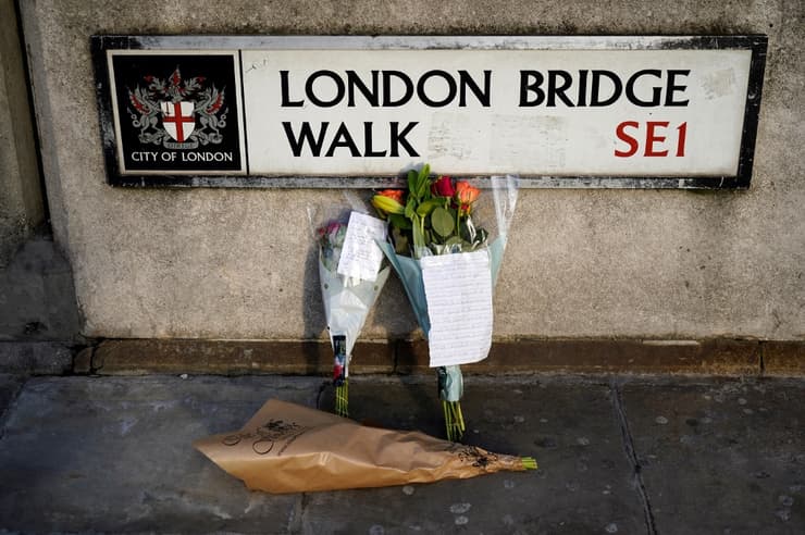 La población expresa sus condolencias en el lugar del hecho 