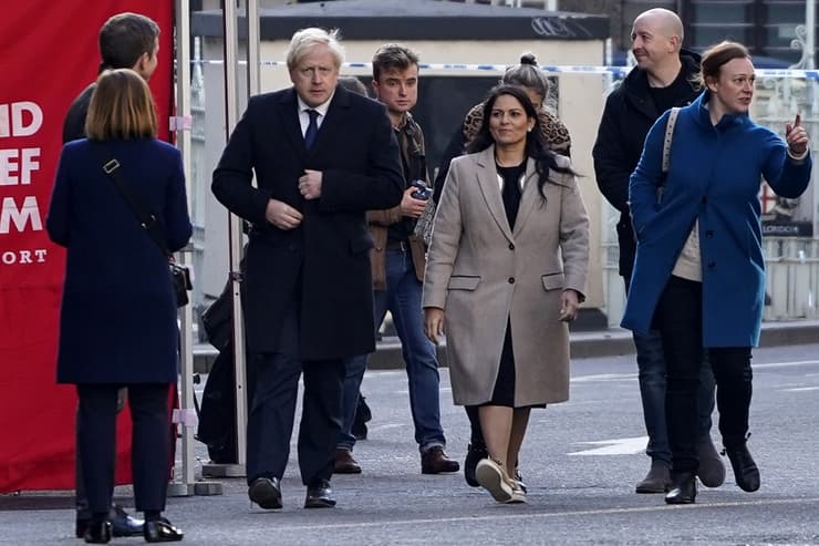 El primer ministro Boris Johnson en el lugar de los hechos 