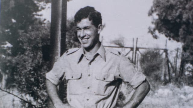 El joven Avraham Dar con el uniforme de las FDI