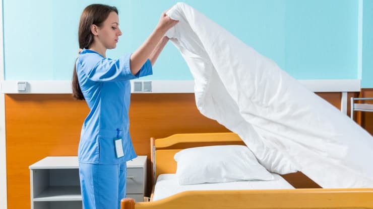 Las sábanas de los hospitales y las batas de los pacientes son una de las principales vías de contagio de bacterias peligrosas. ( Shutterstock) Sonovia