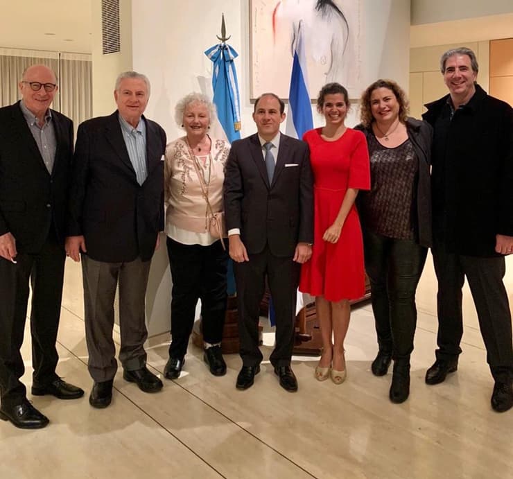 Mariano Caucino junto a algunos de los invitados al acto de despedida. (Embajada de Argentina en Israel) Mariano Caucino