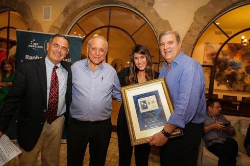De izquierda a derecha: Jonathan Davis, presidente de la Escuela Internacional Raphael Recanati, Uriel Reichman, presidente del IDC Herzliya, Liron Tzuor, Escuela Internacional Raphael Recanati alumni, y Oudi Recanati, rector del del IDC Herzliya. (Ynet) IDC