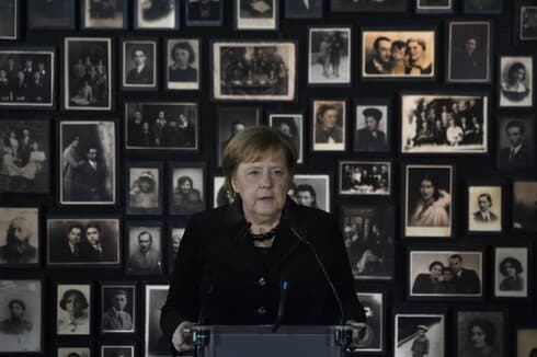 La canciller alemana, Angela Merkel, durante su visita al museo de Auscwitz el año pasado. (AFP) Merkel visitó Auschwitz por primera vez