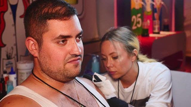Chen Schwartz mientras es tatuado 