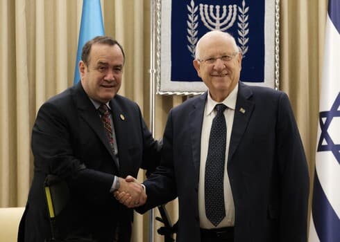 Alejandro Giamattei, presidente de Guatemala, estrecha la mano del presidente israelí Reuven Rivlin en diciembre de 2019. (Ynet) Alejandro Giamattei: "Los enemigos de Israel son los enemigos de Guatemala"