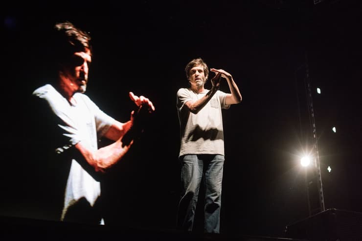 El catedrático Dan Arieli en el escenario del evento 