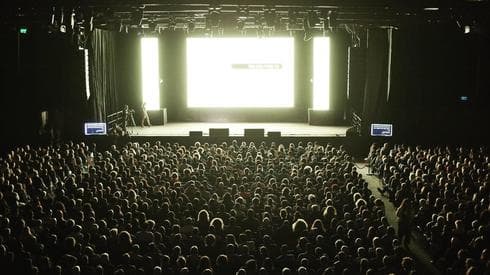 Un evento en el hangar 11 (del puerto de Tel Aviv) del proyecto “¿Has visto el horizonte recientemente?” (Dor Kadmi) Un evento en el hangar 11 (del puerto de Tel Aviv) del proyecto “¿Has visto el horizonte recientemente?”