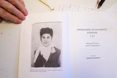 Helen Spitzer, en un libro sobre entrevistas a sobrevivientes de la Shoá. (Danna Singer/NY Times) Pareja Auschwitz
